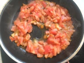 植物油有热度时加入西红柿碎，西红柿汁也要加入，小火翻炒
