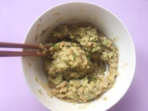 用筷子顺着一个方向搅拌，至肉泥起筋
