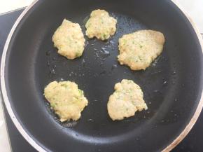 平底锅内加入适合的植物油，取适量的肉泥加入锅内，之后压扁
