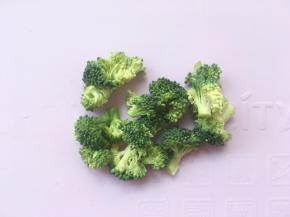 西兰花取顶部小朵部分，洗干净
