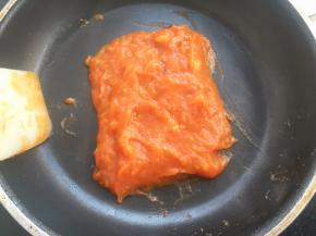 将西红柿炒成细腻的泥状，即可关火
