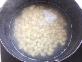 锅内加入适合的清水，煮开倒入碧欧奇小蜗牛意面，煮7、8分钟，之后将意面捞出
