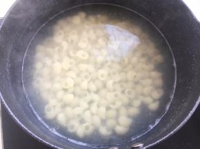 锅内加入适合的清水，煮开倒入碧欧奇小蜗牛意面，煮7、8分钟，之后将意面捞出
