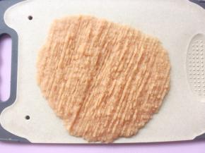 将鸡胸肉切片切丝，最后剁成肉泥，之后装入容器内
