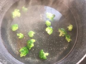 倒入锅内煮两分钟，为了让西兰花有点味道，可以加一勺盐，还可以让西兰花颜色更翠绿
