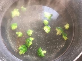 倒入锅内煮两分钟，为了让西兰花有点味道，可以加一勺盐，还可以让西兰花颜色更翠绿
