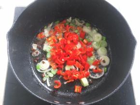 加入葱花跟朝天椒，翻炒一会
