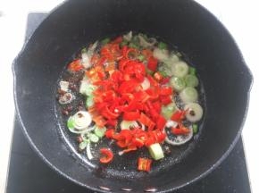 加入葱花跟朝天椒，翻炒一会
