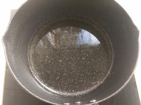 锅内加入适量的植物油，小火加热
