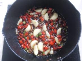 加入开水，小火煮开收汁，留一点汤汁就可以
