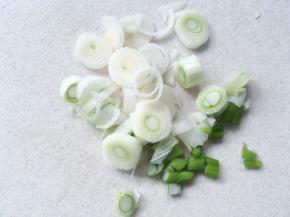 葱切碎备用，预热烤箱220度
