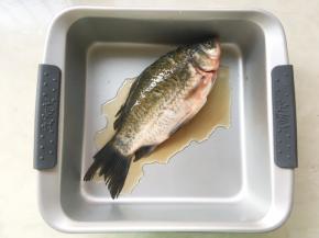 新鲜鲫鱼买回来，清洗干净，用料酒腌制一个小时；
