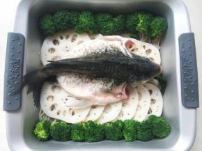 将鱼摆放在烤盘的中间
