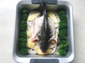 姜切片，之后将姜片摆放在鱼的周围
