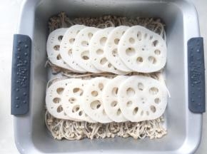 再在上面铺上一层藕片
