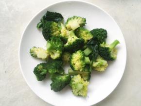 锅内加一勺盐，西兰花倒入热水中过一下热水，10几秒即可，之后捞出备用
