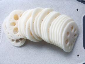 莲藕去皮，清洗干净切