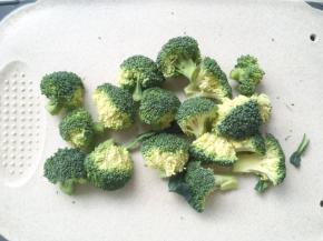 西兰花分切成小朵
