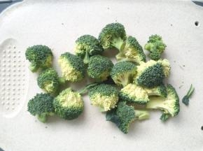 西兰花分切成小朵
