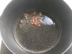 油烧开后，加入花椒榨香，之后转小火加热
