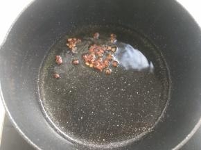 油烧开后，加入花椒榨香，之后转小火加热
