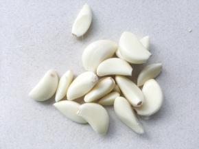 大蒜去皮，我喜好吃大蒜，就多放了一点
