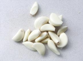 大蒜去皮，我喜好吃大蒜，就多放了一点

