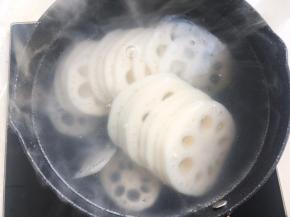 将莲藕入热水煮2分钟，捞出备用
