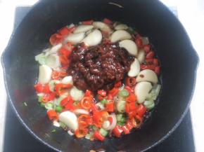 加入豆瓣酱跟酱油，继续翻炒
