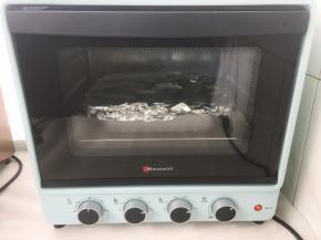 烤盘包裹上锡纸，入烤箱220度烤25分钟
