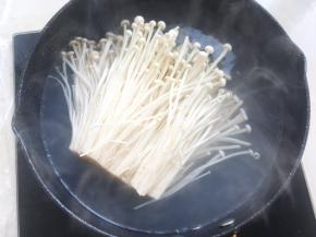 锅内加水烧开，将金针菇入热水中煮两分钟，捞出备用
