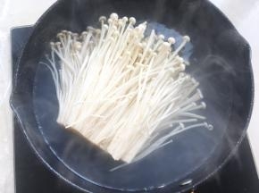 锅内加水烧开，将金针菇入热水中煮两分钟，捞出备用
