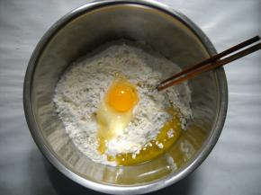 210克面粉1个鸡蛋15克橄榄油1克盐30克白糖放入料理盆中。