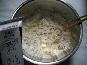 加入60克鲜奶。