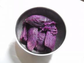 紫薯隔水蒸熟，去皮。