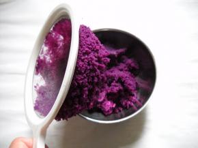 过滤成细腻薯泥，入不粘锅用油炒干水分。