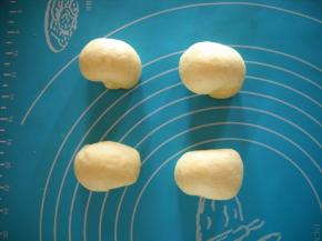 排气、分割成四份，滚圆、松弛15分钟。