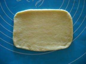 取一份面团擀开，整理成长方形。