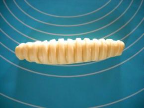 将面条拉起抻长绕过面包生胚在另一边固定粘合好。