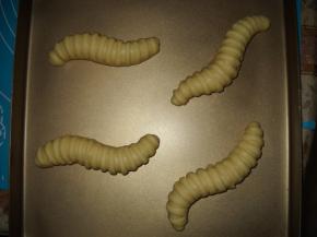 整理成毛毛虫状，放入烤盘，置温暖处餳发30分钟。