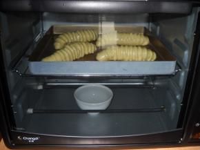 烤箱预热。预热，上下火170度，中层，20分钟（忽略那碗水，发酵时候用的没端出来）。