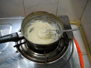 15克面粉加入65克鲜奶混合均匀，小火熬煮成糊状，晾凉，入冰箱冷藏数小时后作为汤种。