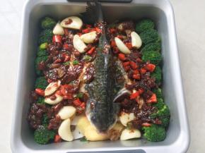 将熬好的酱淋在鱼身上
