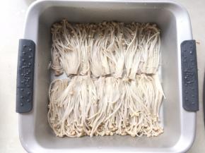 我用的阳晨的方盘，大小正好能放下，先在盘底均匀的铺上一层金针菇
