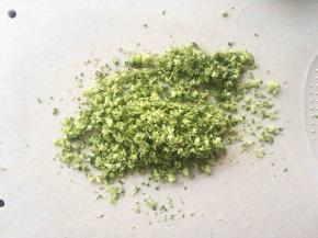 西兰花洗干净，取西兰花顶部小花朵部分切碎
