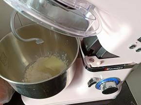主材料中除黄油和盐外的材料放入厨师机桶，开一档搅匀