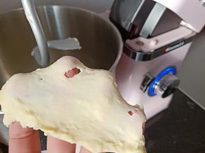 二挡搅至可以拉出厚膜，后放入黄油和盐