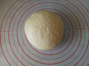 放案板上排气后醒发15分钟