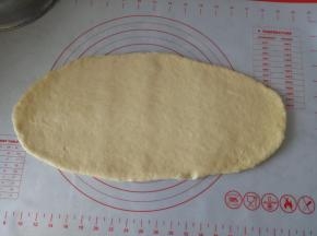 擀成椭圆的形状，大概20cm宽45cm长