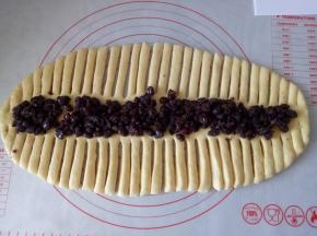 中间当上蜜豆，两边用刮板划开，两边最好对称了